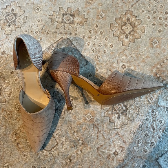 Brand new Vince Camuto pump with a flared heel - Picture 2 of 3